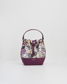 Carry a piece of art with our Floral Engravings Plum Bucket Bag. Crafted from a coated cotton blend canvas with recycled faux leather, this bag features an easy-grab top handle and secure drawstring closure. Perfect for carrying your essentials during museum tours or garden strolls, its luxe gold hardware adds a touch of sophistication to any outing.


Key features:


Outer: 90% Polyester, 10% Polyurethane; Lining: 100% Polyester

Approx. 15 (L) x 21 (H) x 10 (D) cm

Wipe clean with a damp cloth Timeless Purse, Fable England, Swan Jewelry, Luxury Christmas Gifts, Chic Crossbody Bag, Bucket Purse, Talisman Necklace, Floral Bags, Timeless Treasures