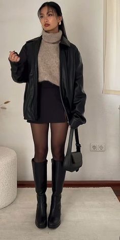 #leatherjacket#fashion#ootd#outfit#trendy#skirts#girls#boots Rok Mini, Leather Skirt Outfit, New York Outfits, Skirt Outfits Fall, Denim Skirt Outfits, Skandinavian Fashion, Chique Outfits, Winter Fashion Outfits Casual, Rock Outfit