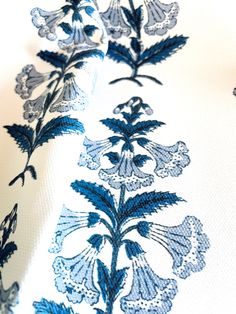 the blue and white floral design is on this table cloth, which has been embroidered onto it