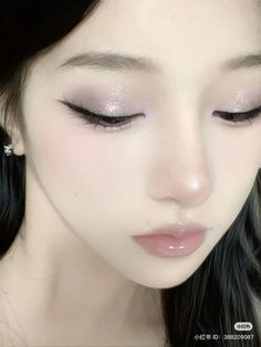 Glowy makeup look Xiaohongshu Makeup, Glowy Makeup Look, Makeup Looks Everyday, Korean Makeup Look, Punk Makeup, Hot Makeup, Glowy Makeup, Everyday Makeup, Cute Makeup