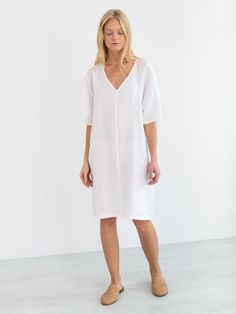 "PEONY is a loose fitting v-neck linen midi dress. DETAILS - Knee length - Kaftan silhouette - Short sleeve - V neckline - Pockets available upon request - Oeko-Tex certified 100% lightweight linen - Cut and sewn to order just for you in our studio COLOR - White, you can also choose other colors above - Fabric samples are available here https://www.etsy.com/listing/586569696/linen-fabric-samples SIZING & FIT - Fits true to size - Length (shoulder to hem) is approximately 37.5 inches / 95 cm Oversized V-neck Midi Dress For Daywear, Linen V-neck Midi Dress, White Linen V-neck Midi Dress, V-neck Linen Dress For The Beach, Relaxed Fit V-neck Linen Dress For Beach, Relaxed Fit Linen V-neck Dress For Beach, Relaxed Fit Linen Beach Dress With V-neck, V-neck Linen Dress For Vacation, Unlined Linen V-neck Midi Dress