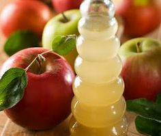 Apple Cider Vinegar + Olive Oil = Quick Fix for Dandruff Water Retention Remedies, Cider Vinegar Benefits, Warts Remedy, Apple Cider Vinegar Benefits, Apple Cider Benefits, Home Remedies For Hair, Homemade Remedies