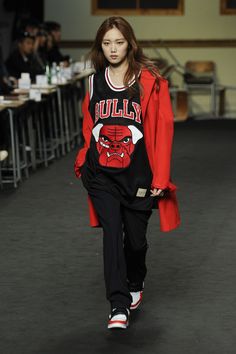 basketball jersey outfit Basketball Style Women, Basketball Fashion, Looks Hip Hop, Rolled Up Jeans, Black Leggings Outfit