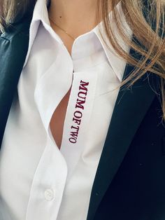 LA CHEMISE BLANCHE BRODÉE : Nous avons sélectionné pour vous une chemise 100% coton à la coupe parfaite ! Oversize pour une allure élégante et décontractée à la fois… Qui se porte en toutes circonstances ! Brodée de notre iconique griffe dans un atelier de broderie à Paris 🇫🇷. Conseil Taille : Consulter le guide des tailles dont le descriptif se trouve dans photos de la fiche produit Taille S : 34/36 - Taille M : 38/40 - Taille L : 42-44 Si vous faites un 36/38 et que vous ne souhaitez pas la White Shirt Styling, White Business Shirt, Red Branding, Frida Kahlo Style, Embroidery Workshop, Monogram Outfit, Embroidered Shirts, Button Shirts, Embroidery Shirt