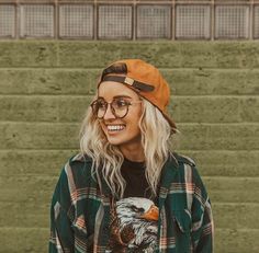 Find More at => http://feedproxy.google.com/~r/amazingoutfits/~3/5ktndK0YCuQ/AmazingOutfits.page Dreaming Outloud, Hailey Miller, Surfergirl Style, Tomboy Stil, Cochella Outfits, Glasses Aesthetic, Google Glasses, Glasses Ideas, Estilo Hipster