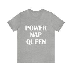 Power NAP QUEEN Bio T-shirt T-Shirt Top Eco Friendly Hochwertiger Druck auf Wasserbasis Super Weich unisex Größen Weltweit Nap, Schlaf, Faule, Ruhe This classic unisex jersey short sleeve tee fits like a well-loved favorite. Soft cotton and quality print make users fall in love with it over and over again. These t-shirts have-ribbed knit collars to bolster shaping. The shoulders are tapered for a better fit over time. Dual side seams hold the garment's shape for longer.  .: Made with 100% Airlum Unisex Gray Short Sleeve T-shirt, Gray Letter Print T-shirt, Gray Short Sleeve Top With Funny Text, Unisex Short Sleeve Top With Funny Text, Funny Text Short Sleeve Unisex Top, Nap Queen, Queen Tshirt, Power Nap, Leisure Wear