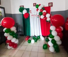 balloons and streamers are arranged in the shape of archs for an italian themed party