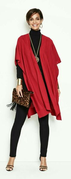 Must have this cape! Dressing For Women, Mode Over 50, Moda Over 50, Casual Chique Stijl, 50th Clothes, Moda Curvy, Mode Kimono, Mode Chic, Over 50 Womens Fashion