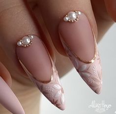 Nails Gel Polish, Gold Nail, Almond Nails Designs, Ugly Duckling, Nail Art Wedding, Nails Gel, Elegant Nails, Bridal Nails