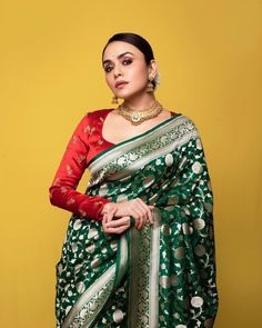 Banarasi Saree Styling Ideas, Green Benarasi Reception Look, Bright Color Saree, Blouse For Green Silk Saree, Green Sari With Contrast Blouse, Green Benaras Saree, Banarsi Saree Blouse Design Back Neck, Bridal Green Saree, Green Blouse Designs For Saree Silk