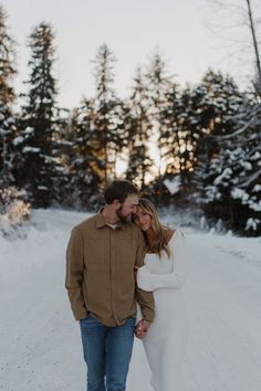 Outdoor Winter Engagement PhotosFun Couples Photos IdeasAlaska Engagement PhotographerI feel so grateful that I got to capture a beautiful adventure engagement in AlaskaI was in awe with the mountain engagement ideasSee tons of winter engagement fitssnow engagement aestheticforest couple romanticand engagement photos outsideBook Theresa for your outdoor engagement photos or cozy couple photoshoot at theresamcdonaldphotographer.com Winter Mountain Engagement Photos Outfits, Snow Poses For Couples, Couple Photo In Snow, Snow Christmas Family Photos, Outside Winter Engagement Pictures, Winter Couple Engagement Photoshoot, Snow Photoshoot Outfit Ideas, Couple Winter Photoshoot Outfits