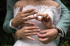 Mãos de noivos colocando anéis de casame... | Premium Photo #Freepik #photo #casamento Premium Photo, Pre Wedding, Bride And Groom, Close Up, The Bride