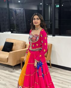 Kinjal Dave, Choli Blouse Design, Garba Dress, Indian Outfits Lehenga, Navratri Chaniya Choli, Backless Blouse Designs, Smart Casual Dress, Georgette Dupatta