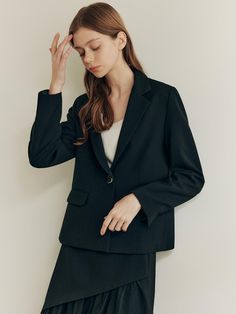 Fitted blazer in woven fabric. Notched lapels, one button at front, and front pockets with flap. Button at cuffs and single vent at back. Lined. - Regular length- Long sleeves- Slim fit- Notched lapel Career Blazer With Notch Lapel And Welt Pockets, Career Blazer With Single Button And Suit Collar, Career Blazer With Single Button And Notched Shape, Career Notched Blazer With Single Button, Single-breasted Suit Collar Blazer For Career, Notched Single Button Blazer For Career, Single Button Notched Blazer For Career, Career Single-breasted Blazer With Suit Collar, Single Breasted Suit Collar Blazer For Career