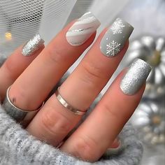 24 Pcs Medium Square Christmas Press On Nails Snowflake Pattern Glitter Fake Nails Glossy Artificial Kutek Disney, Winter Designs, Stunning Nails, Her Nails, Snowflake Nails, White Nail, Xmas Nails, Stick On Nails, Manicure E Pedicure