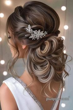 wedding-hairstyles-2024-168 Bridal Plait, Bride Hairstyles Updo, Bridal Things, Fav Hairstyles, Wedding Hair Up, Mother Of The Bride Hair, Wedding Hairstyles Bride, Center Of Attention, Penteado Cabelo Curto