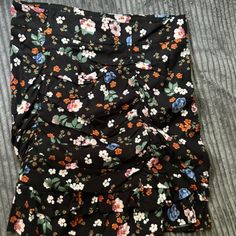 36 Size Small Nwt 42,5cm (Skirtlength) Floral Skirt, Womens Skirt, Size 4, Size Small, Skirt, Floral, Women Shopping, Black, Color