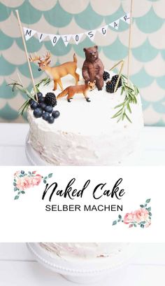 a naked cake with blueberries and blackberries on top is displayed in front of a banner that reads naked cake selber machen