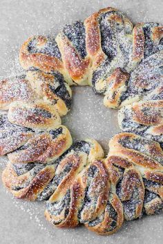 a bunch of breads that are sitting in the middle of some kind of circle