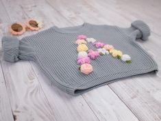 Sweater Baby Name is a unique sweater designed for precious babies. We are committed to integrating warmth and fashion into every piece of clothing to bring your baby unlimited happiness and comfort. Personalization: We offer the option of name embroidery to make each sweater unique. Warmth and Comfort: Made of soft fabric to ensure your baby stays warm during the cold season. Cute Custom Embroidered Sweater For Winter, Cute Winter Sweater With Letter Embroidery, Newborn Name Sweater, Name Sweater Baby, Baby Name Embroidery Sweater, Embrodered Newborn Crewneck Sweater, Newborn Embroidered Sweater, Baby Girl Sweaters, Pull Bebe