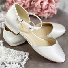 Elegant Wedding Shoes Brides, Ivory Ballet Flats, Closed Toe Wedding Shoes, Flat Wedding Shoes, Planning A Garden, Flat Sandals Wedding, Wedding Ballet Flats, Ivory Flats, Elegant Wedding Shoes