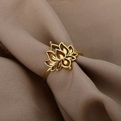 Lotus Flower Ring, Lotus Ring, Gold Rings Fashion, Gold Ring Designs, Couple Ring, Gold Jewelry Simple, Gold Fashion Necklace, Stylish Rings, Jewelry Design Earrings