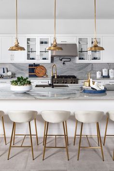 Modern kitchen highlighted with gold accents and marble backsplash throughout. Styles Of Kitchen Cabinets, Circle Project, Chef Inspired Kitchen, Layout Kitchen, Kitchen Ideas Remodeling, Two Tone Cabinets, Stone Creek, Ideas For Kitchen