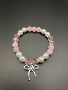 Birthday Gifts Coquette, A Bracelet Idea, Birthday Gift Ideas For Yourself, Cute Things To Gift, Gifts To Ask For Birthday, Birthday Cute Gift Ideas, Bracelets Packaging Ideas, Bracelet Ideas Coquette, Cute Pink Bracelets