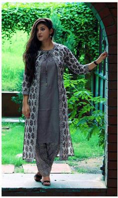 Simple suit with jacket @rivazboutique #rivazboutique #design Jakit Suit Women Kurti, Jacket Suit Designs For Women, Jacket Style Suits For Women Indian, Jacket Style Kurti Long With Pant, Jacket Kurti Designs, Kurta With Jacket Women, Jacket Style Kurti, Long Jacket Dresses, Kurti With Jacket