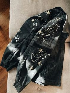 Modest Prom, Dresses Modest, Painted Denim, Painted Clothes, Jeans Diy, 자수 디자인, Dresses 2020