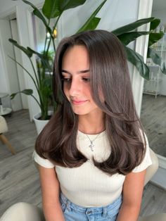 #hair #hairstyle #haircolor #haircare #hairgoals #brownhaircolors #brownie #wavyhaircuts #stuttgart Cute Brown Haircuts, Sporty Haircuts For Women, Flared Haircut, Brown Haircuts Medium, Haircuts Dark Brown Hair, Medium Haircut Wavy, Haircut For Medium Wavy Hair, Medium Hair Cuts Idea, Thick Asian Haircut