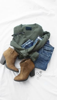 Olive Sweater Outfit, Olive Green Sweater Outfit, Olive Green Outfits, Fall Fashion Coats, Sweater Jeans, Mode Tips, Distressed Sweater, Brown Booties