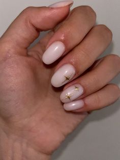 inspo nails white and golden #santorini #nails #gold #golden #white #milkywhitenails White Nails With Gold Ring Finger, Nail Inspo Gold And White, White Nails With Gold Accent, White And Gold Nails Simple, White And Golden Nails, White And Gold Nail Ideas, Santorini Nails, Nails White And Gold