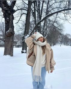 Snow Weather Outfits Winter, North Carolina Outfits Winter, Winter Clothes Aesthetic Snow, Snow Winter Outfits Cold Weather, Cold Holiday Outfits, Canada Trip Outfit, Outfits For Snowy Weather Winter Style, Winter Outfits Germany, Snow Looks For Women