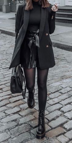 60 Degree Weather Outfit, Leather Shorts Outfit, Rok Outfit, Brunch Outfit, All Black Outfit, Nyc Fashion, Mode Inspo, Autumn Outfit