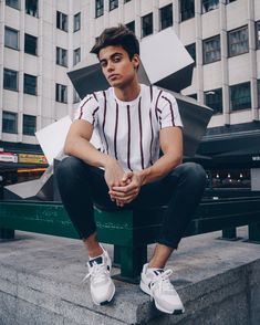 Sneaker Pose, Casual Wear For Boys, Casual Oufits, Portraiture Photography, Total Look, White Boys