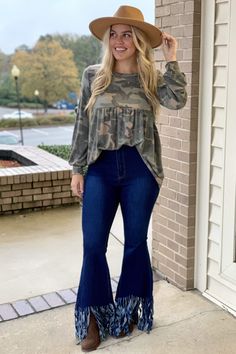 Freyed/Fringe Bottom Bell/Flare Denim Jeans - Sassy & Southern Plus Size Bell Bottoms Outfit, Chic Outfits Plus Size, Plus Size Bell Bottoms, Cowboy Outfits For Women, High Waisted Bell Bottom Jeans, Bell Bottom Jeans Outfit, Seasonal Outfits, Simple Outfits For School, Western Outfits Women