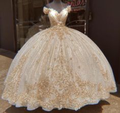 Gold Quinceanera Dresses Elegant, Quinceanera Themes Champagne, 15 Dresses Quinceanera Gold, White With Gold Quinceanera Dresses, Gold Champagne Quinceanera Dress, Quinceanera Dresses Gold And White, Golden Quinceanera Theme, Champagne Quinceanera Dresses Elegant, Fall Quinceanera Themes