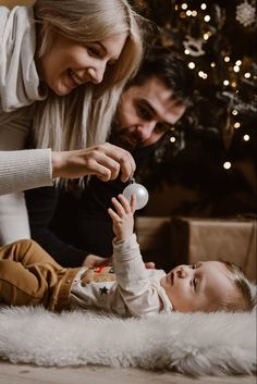 #holiday #familymoments #babyboy #christmasdecorations #baubble #christmastree Cozy Christmas Pictures Family, Cute Christmas Family Photo Ideas, In Home Newborn Session Christmas, Family Home Christmas Photos, Family Baby Christmas Photos, Inside Family Christmas Photos, Winter Family Photos Indoor, Christmas Family Photos Newborn, Family First Christmas Pictures