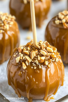 Homemade caramel apples on sticks, each coated in caramel and rolled in chopped nuts for a crunchy, sweet fall treat. *We may earn a small commission from your purchase. Diy Caramel Apples, Apple Container, Diy Caramel, Apple Packaging, Chocolate Covered Apples, Diy Snacks, Creamy Caramel, Apple Boxes