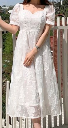 Long Frock Designs Western, Floral Frocks For Women Indian, White Cotton Frocks For Women, White Long Frocks For Women, Cotton Gown Designs Casual, White Frocks For Women Western, Simple White Frock Design, Indian Frock Design, Western Frocks For Women