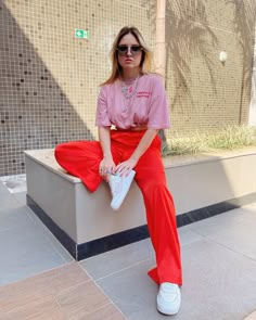 Outfit Rojo Y Rosa, Red Pant Outfit, Pantalon Rojo Outfit, Red Pants Outfits, Red Pink Outfit, Red And Pink Outfits, Outfits Rojos, Pink And Red Outfit