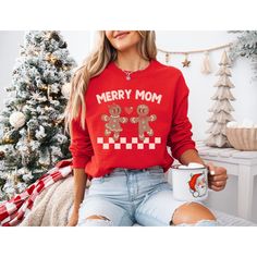 Get ready to sleigh this Christmas with our Merry Mom and Dad matching family sweatshirts!  Whether you're a "Merry Mini," "Merry Dude," or "Merry Girl," these retro gingerbread family designs bring holiday cheer to everyone. Wear them together for that picture-perfect family moment or rock them solo for a touch of holiday spirit. 🎄🍪 These cute and cozy sweaters make an excellent gift for couples or families looking to spread the merry magic. Grab yours and get ready to make Christmas extra sw Family Sweatshirts, Gingerbread Family, Shirt Knot, Trendy Family, Mini Sweater, Christmas Party Outfit, Family Shirts Matching, Mom Christmas, Perfect Family