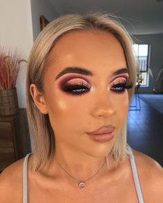 Rose Gold Glam Makeup, Burgundy Halo Eye, Full Glam Eyeshadow, Maroon Eye Makeup Burgundy, Freestyle Makeup Look, Makeup Ideas Burgundy, Maroon Makeup Looks For Prom, Eyeshadow Looks Dramatic, Burgundy Make Up Looks