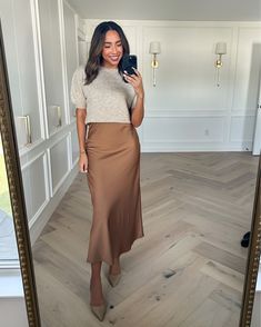 Midi Satin Skirt Outfit, Silk Midi Skirt Outfit, Skirt Outfits Dressy, Satin Midi Skirt Outfits, Satin Midi Skirt Outfit, Mid Skirt Outfits, Silk Skirt Outfit, Skirt Outfit Fall, Satin Skirt Outfit