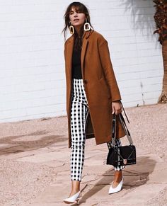 Casual Chique Stijl, Street Style Fall Outfits, Gingham Pants, Moda Paris, Looks Street Style, Brown Coat, Fall Street Style, Inspired Outfits, Fashion Week Street Style