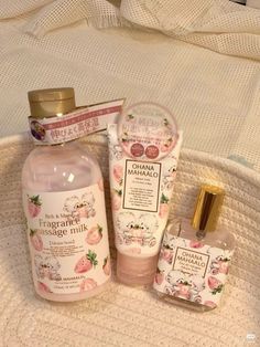 Pink Aesthetic Beauty, Aesthetic Beauty Products, Pink Aesthetic Girly, Strawberry Scent, Aesthetic Girly, Girly Aesthetic, Shower Skin Care, Coquette Pink, Facial Skin Care Routine