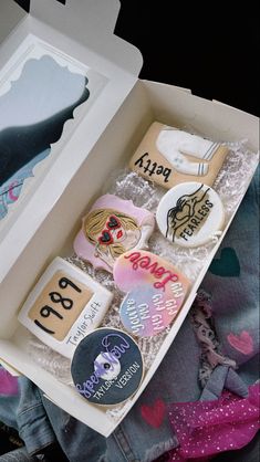 Eras tour Taylor swift cookies 15 Taylor Swift Birthday, Taylor Swift Dessert Table, Taylor Swift Birthday Party Ideas Outfit, Swiftie Cookies, Taylor Swift Cookies, Bolo Taylor Swift, 15 Taylor Swift, Taylor Swfit