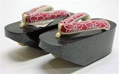 traditional japanese maiko okobo sandals - Yahoo Image Search Results Japanese Maiko, Kyoto Kimono, Contemporary Shoes, Japanese Footwear, Bamboo Grass, Kimono Japanese, Snow Coat, Tatami Mat