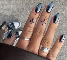 Black Nails With White Chrome, Cool Nail Inspo Spring, Black Chrome Acrylic Nails, Short Black Chrome Nails, Black Chrome Nails Almond, Black Nails Chrome, Nails Black Chrome, Chrome Black Nails, Black Nails With Chrome